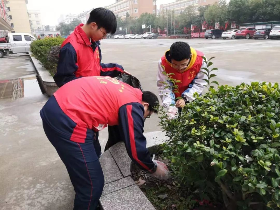 弘扬雷锋精神倡导文明新风记求是高中志愿者服务队开展学习雷锋活动