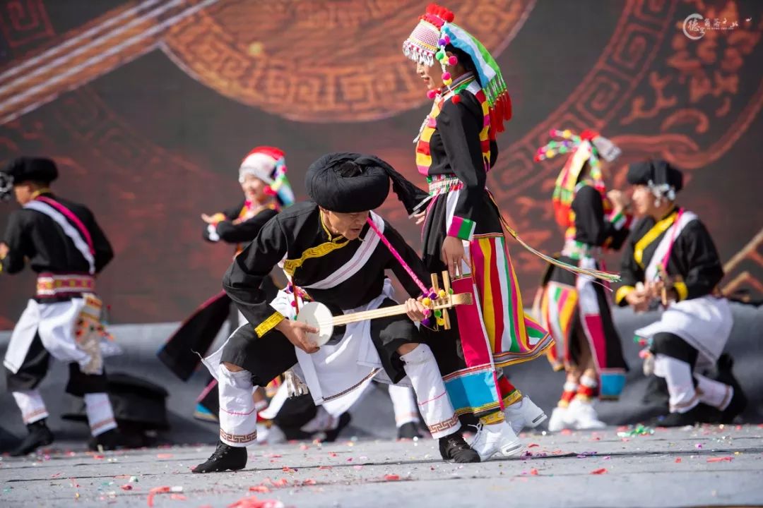 傈僳族跳舞图片