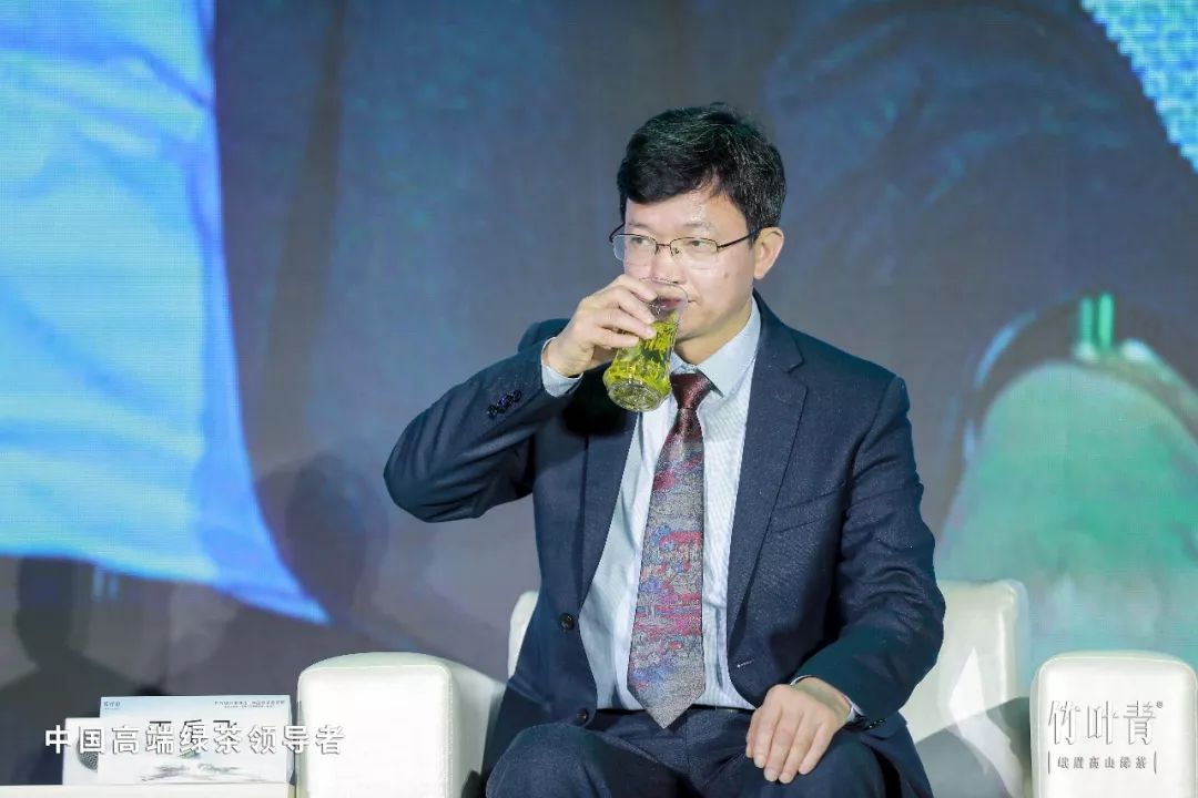 绿茶协会评议员兼日本著名茶学家小泊重洋,中国茶叶流通协会会长王庆