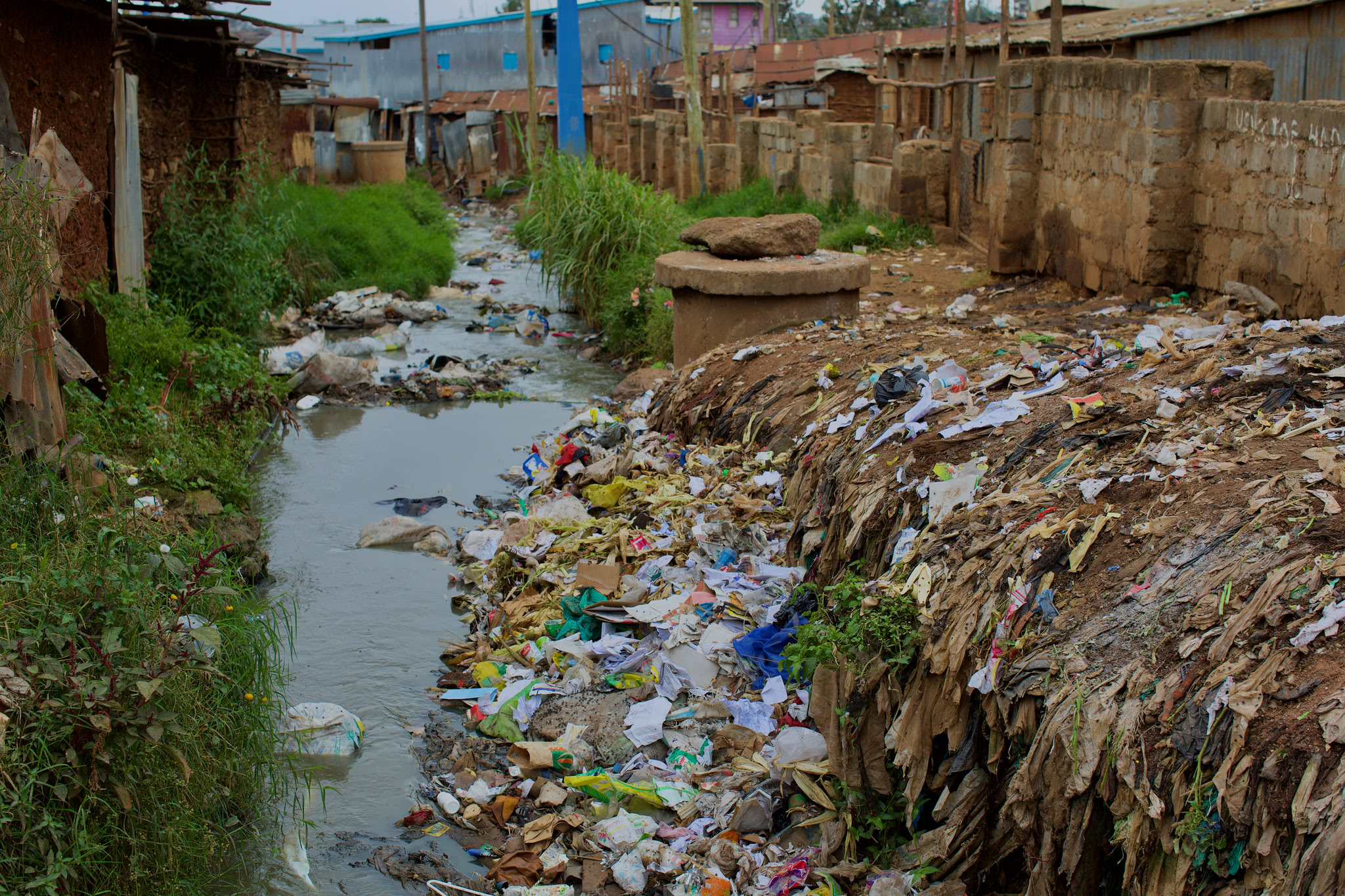 非洲最大的贫民窟:一天吃一顿饭,生活在垃圾场里,连厕所都没门