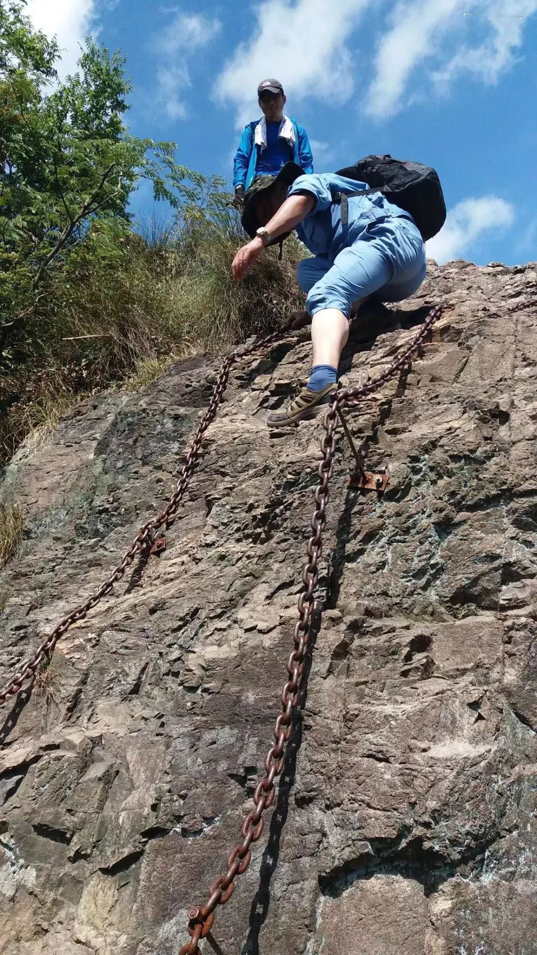 险–笔架山,虎头山为裸露岩体,部分路段需要岩壁攀爬;苦 16km的长度