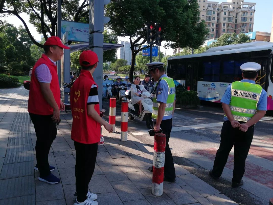 滑动查看下一张图片 城市文明志愿者街道环境整治志愿服务夏靠