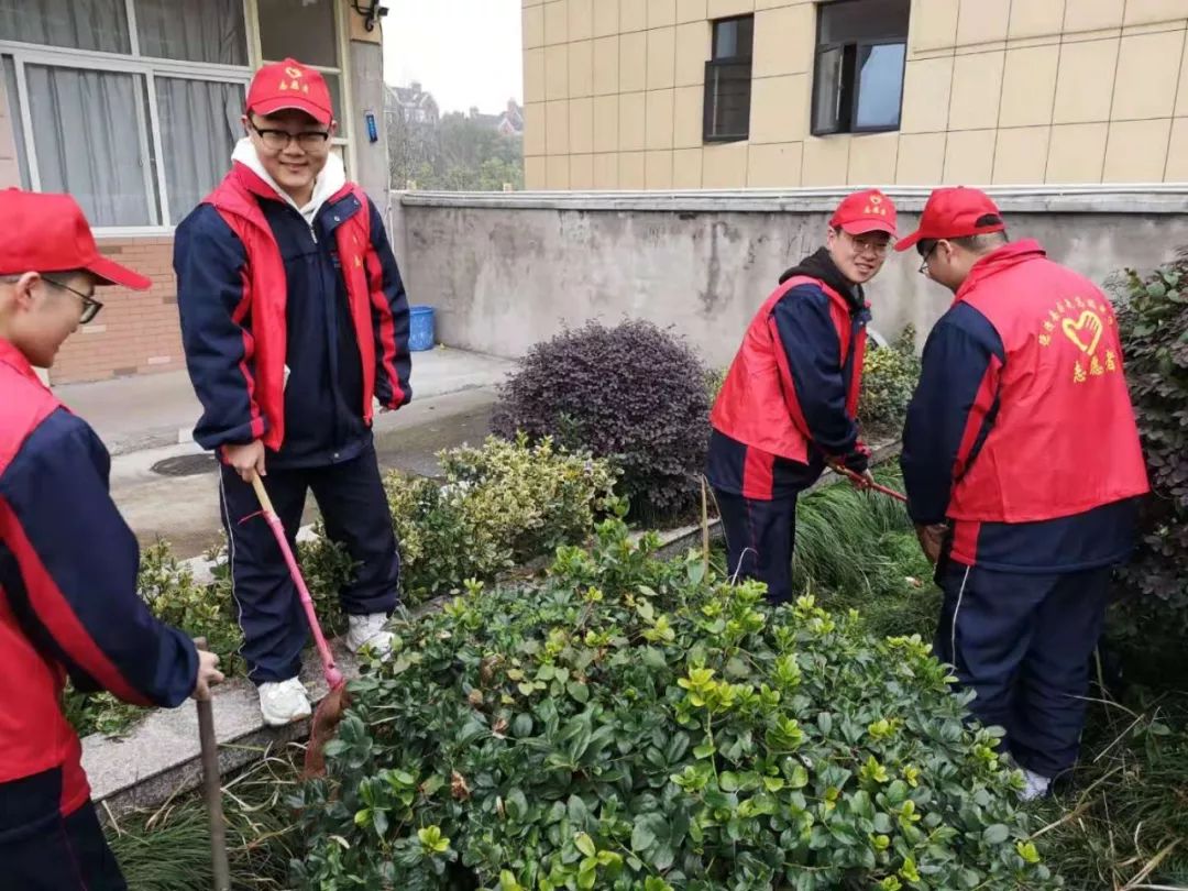 弘扬雷锋精神倡导文明新风记求是高中志愿者服务队开展学习雷锋活动