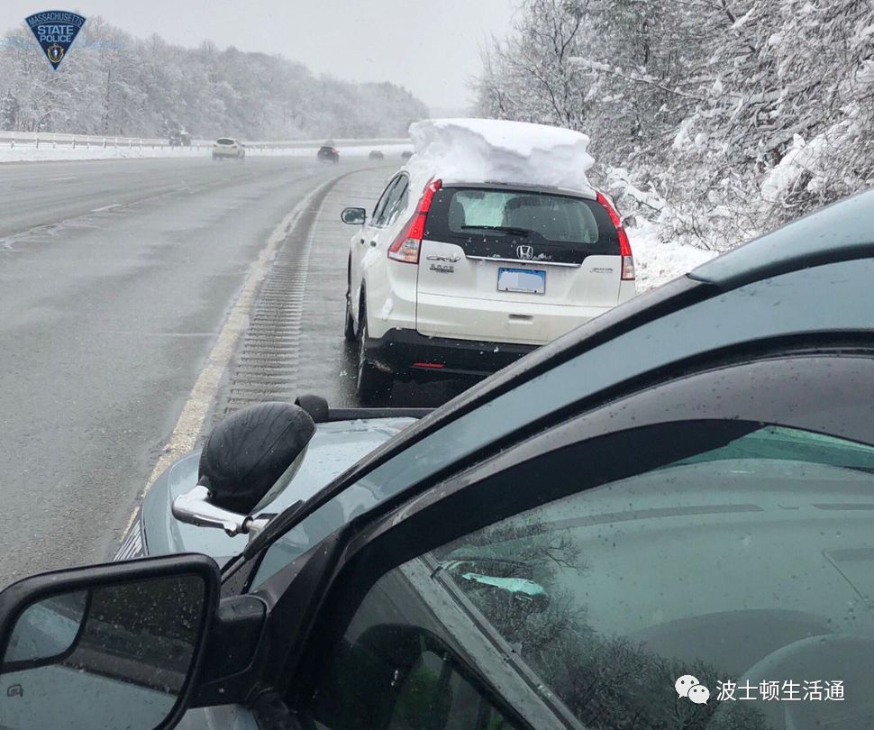 下雪天清理乾淨車上的雪,否則被pull over吃罰單哦