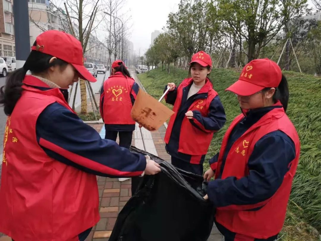 弘扬雷锋精神倡导文明新风记求是高中志愿者服务队开展学习雷锋活动