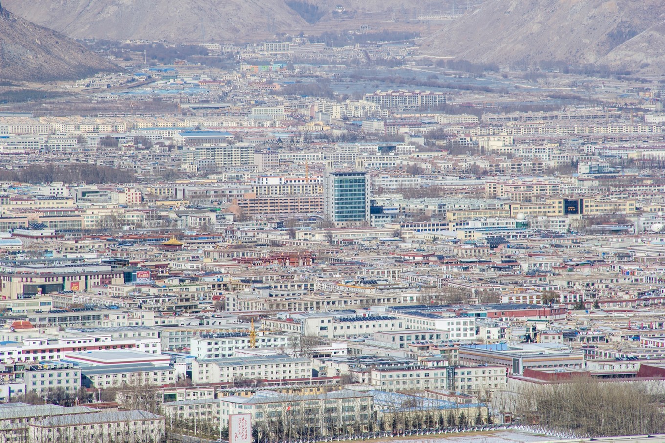 在拉萨城区没有建筑可以比布达拉宫高这是拉萨全景最佳的位置