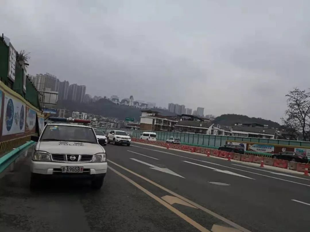 麵包車載貨違停路邊看見交警後翻越護欄請求免罰結果哈哈哈