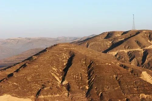 灰钙土:灰钙土为荒漠草原地带土壤,分布在甘肃,宁夏境内黄河以南,甘肃