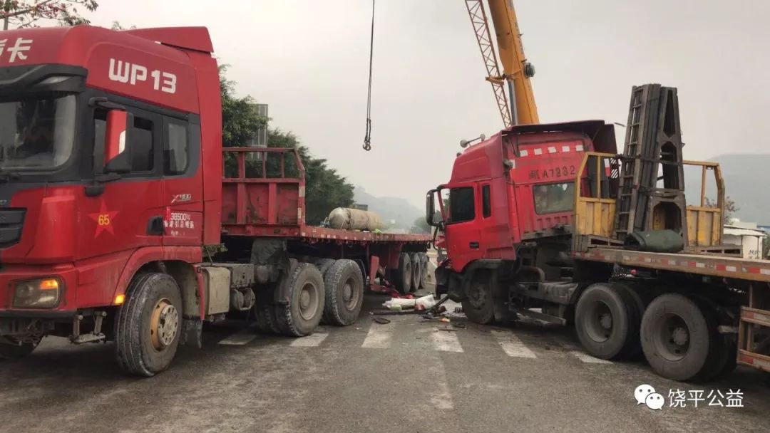 饒平黃岡某地貨車車禍車頭爛現場