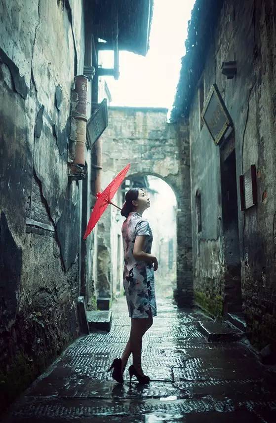 雨中江南女子撑油纸伞图片