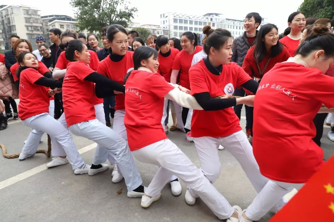 一股繩一條心齊用力常寧市人民醫院舉行慶三八拔河比賽