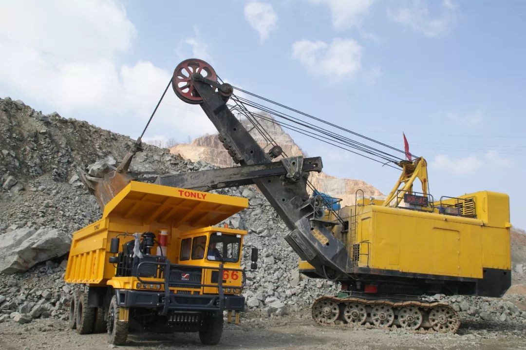 一线动态tl875b型60吨矿用宽体车落户矿山公司