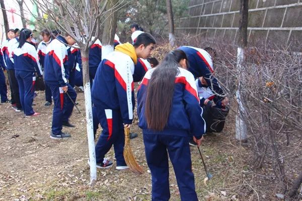 3月4日,华亭三中充分利用国旗下讲话,电子显示屏宣传,召开主题班会