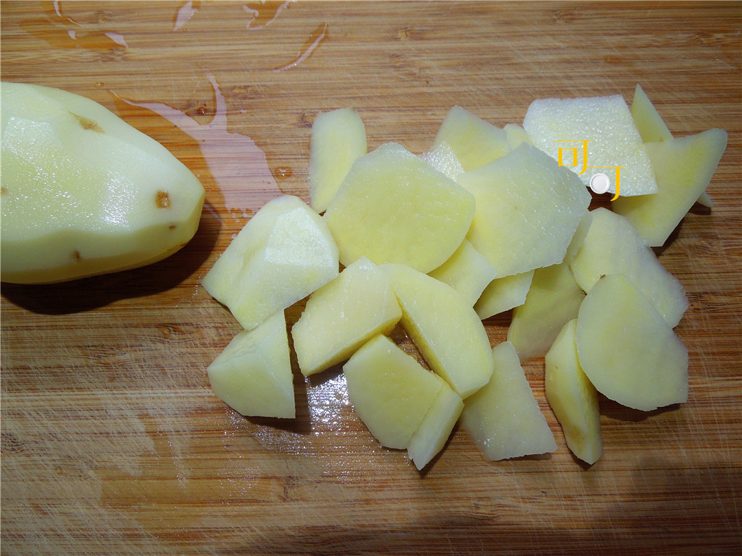 步骤2,土豆去皮切滚刀块,尽量切得薄一点小一点,这样容易蒸透,也容易