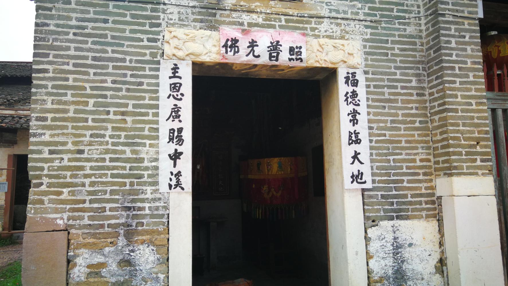 卢氏宗祠建有大门,腰门,后堂门七座,加上西侧舍间的福主庙,共座八座门