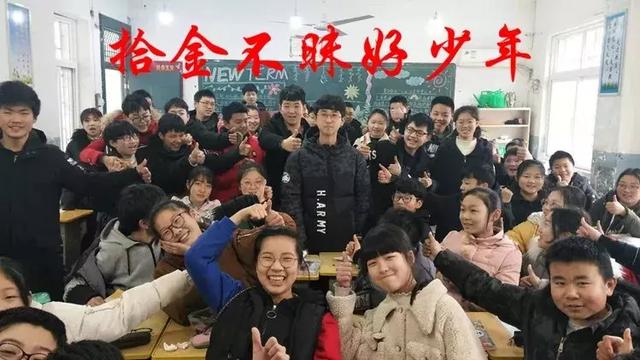 潢川二中学生拾金不昧的精神值得学习