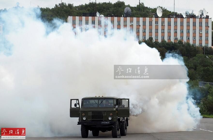 图为烟幕释放一段时间后的军港远景,彼得大帝号已被烟幕所笼罩,伪装