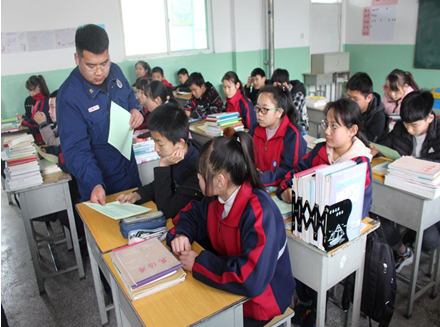 3月4日下午,保德大队走进神华中学,郭家滩中学为1500余名师生上消防