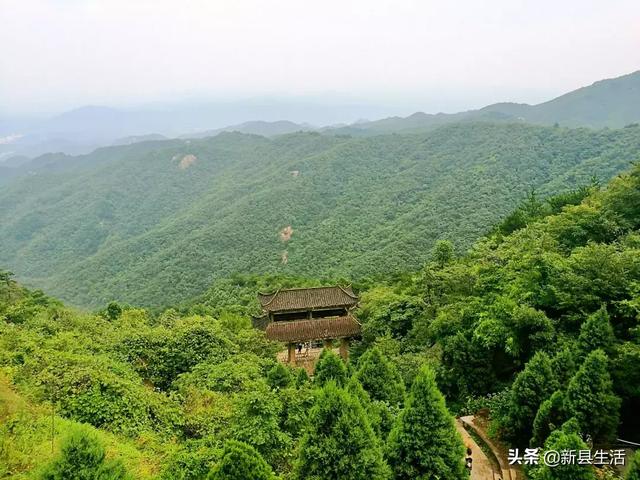 我見青山多嫵媚料青山見我應如是遊新縣金蘭山有感