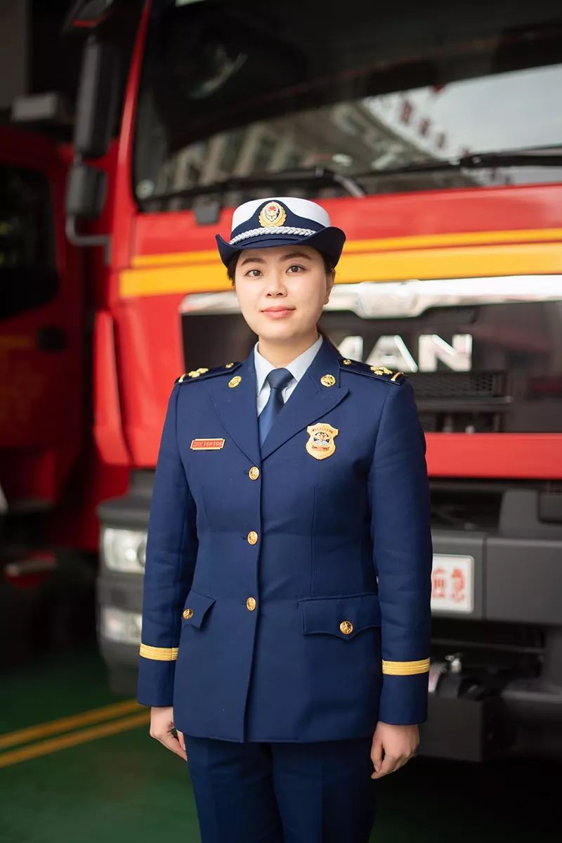 女消防文员图片