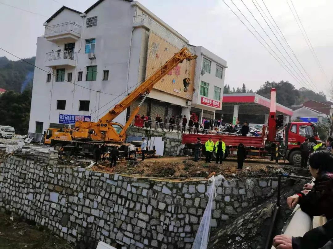 两名死者遗体均已被送至县殡仪馆保存,事故现场后续清理等工作正在有