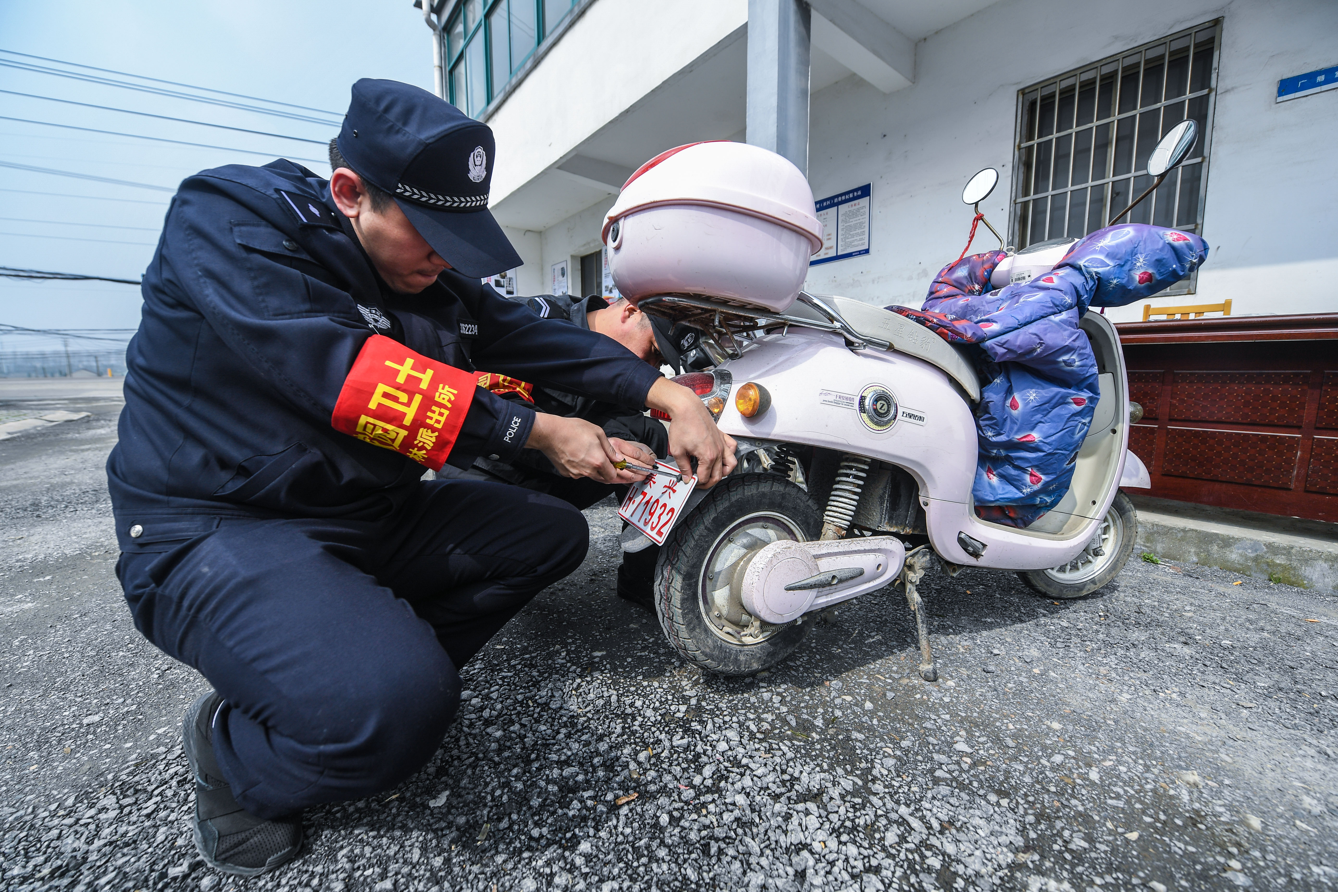 3月7日,東林鎮派出所民警給村民已備案的電動自行車安裝牌照.