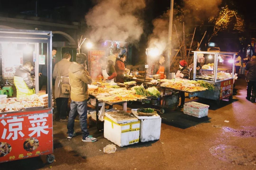 夜晚路边摊烧烤图片图片