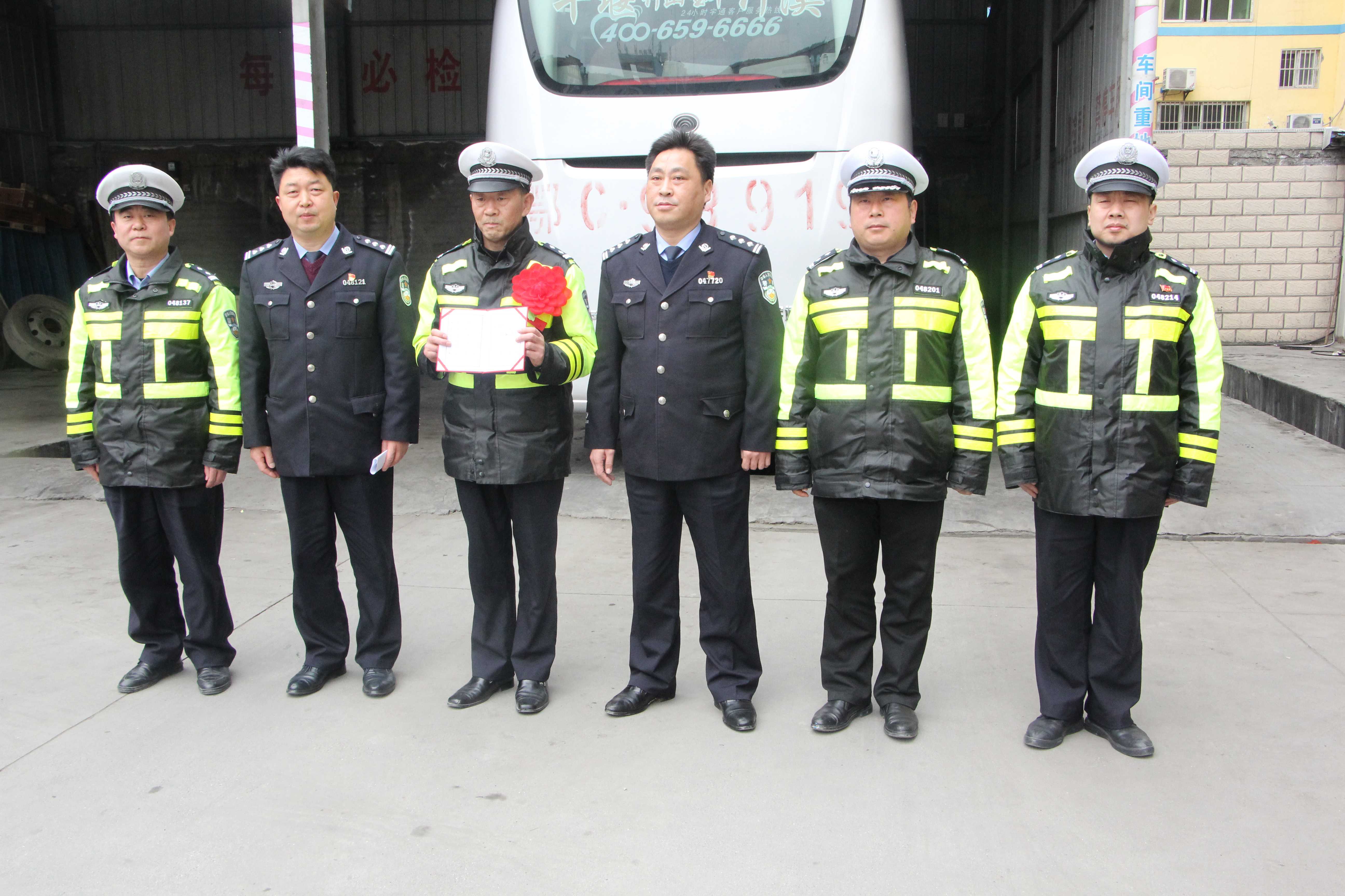 上午11时,十堰市公安局副局长李海东代表市公安局党委,来到346国道