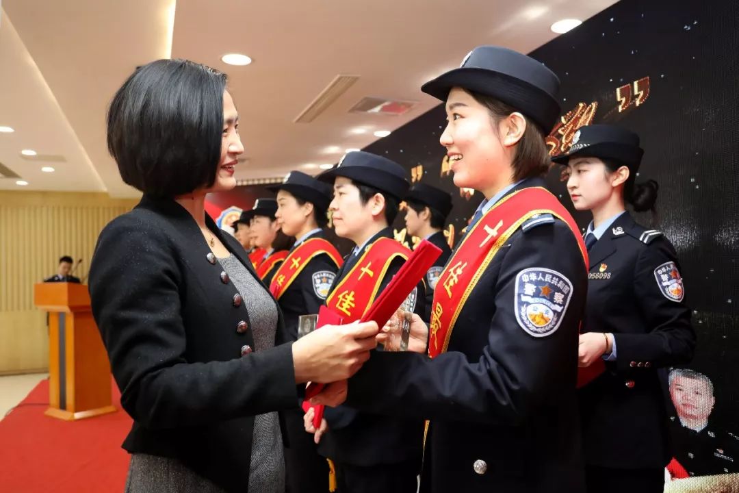 关注这才是警花警嫂三八妇女节最温暖的打开方式