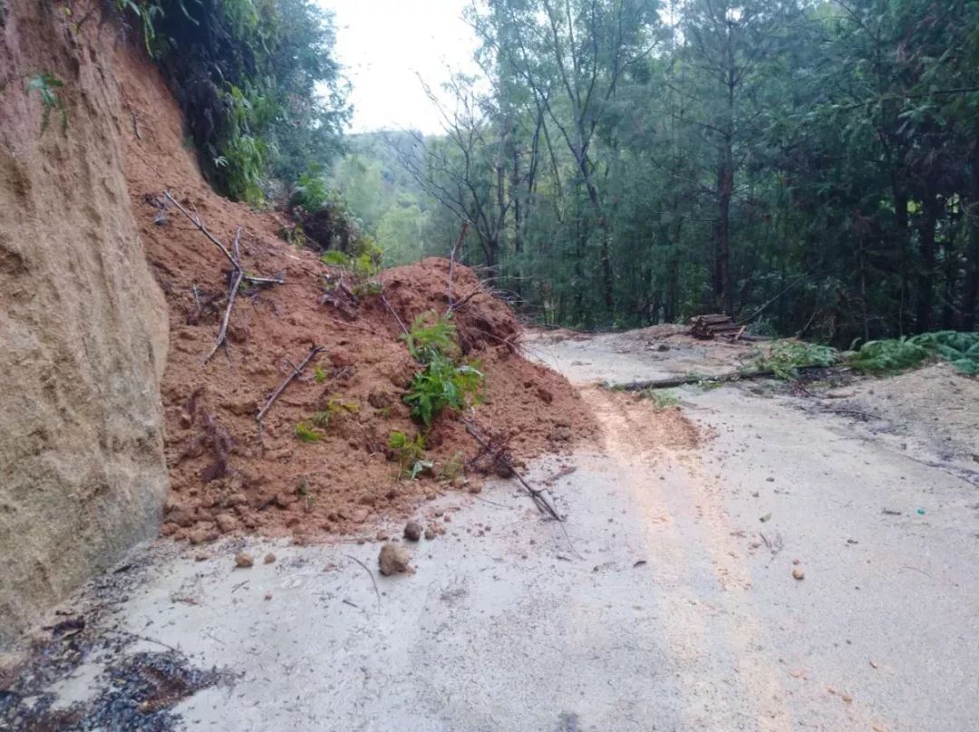 境内多条公路因暴雨导致中断或通行受阻!