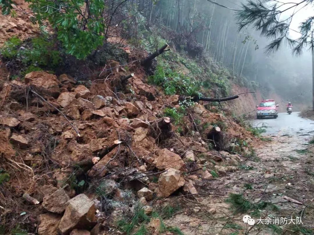 突发赣州道路发生严重塌方阴雨天遇到山体滑坡应该怎么办