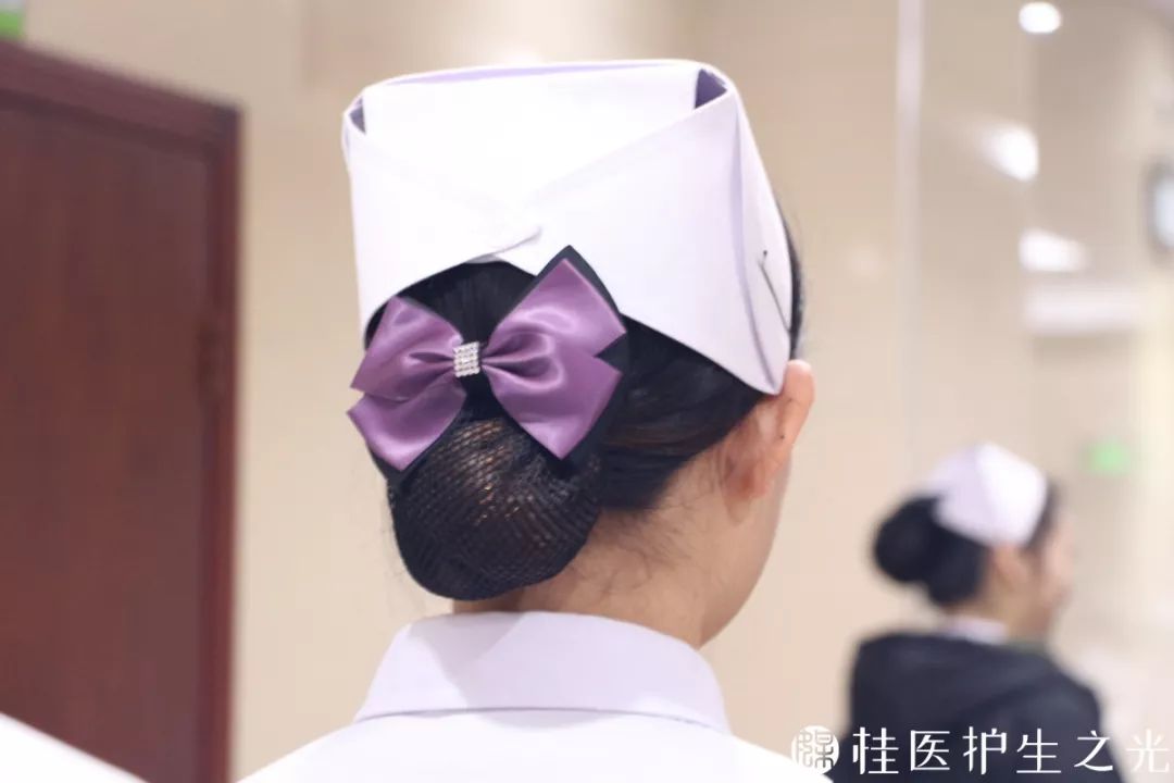 燕尾帽戴上把头发束起穿上洁白的护士服是你自己的选择这一次心莫名地