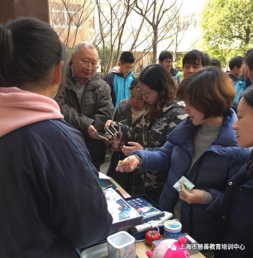 3月4日,上海市寶山職業技術學校的校園內格外熱鬧,在一年一度的學雷鋒