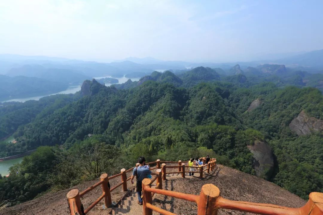 天柱峰三面環水,雄偉挺拔,海拔高度401米,形同天柱,屹立於景區中央,其