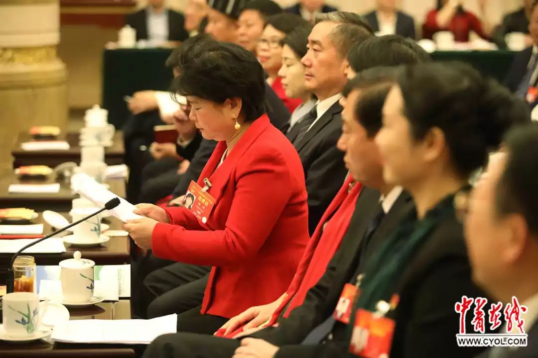 的90后基层代表杨昌琴参加十三届全国人大二次会议贵州代表团全体会议