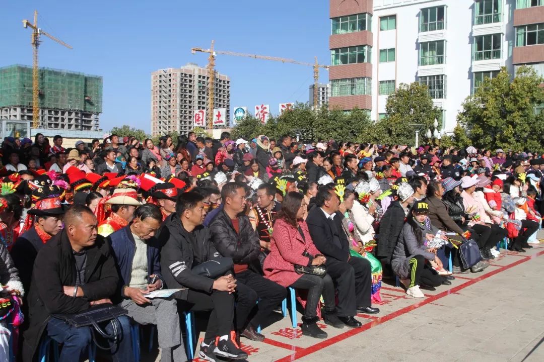 3月8日上午,中共鹽源縣委組織部,宣傳部在縣民族中學運動場舉辦了一次