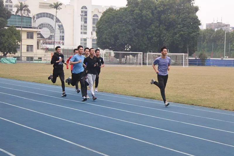 为目标挥洒汗水的广西田径男队运动员