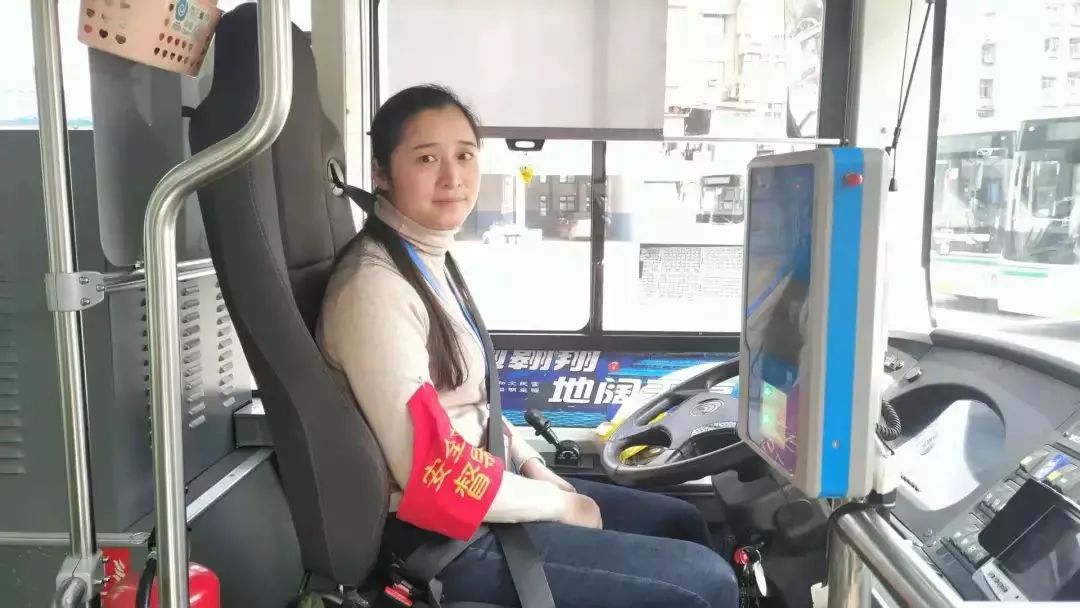 的这位女司机,可是一名驾龄有12年的老司机,她就是28路公交车司机辜玲
