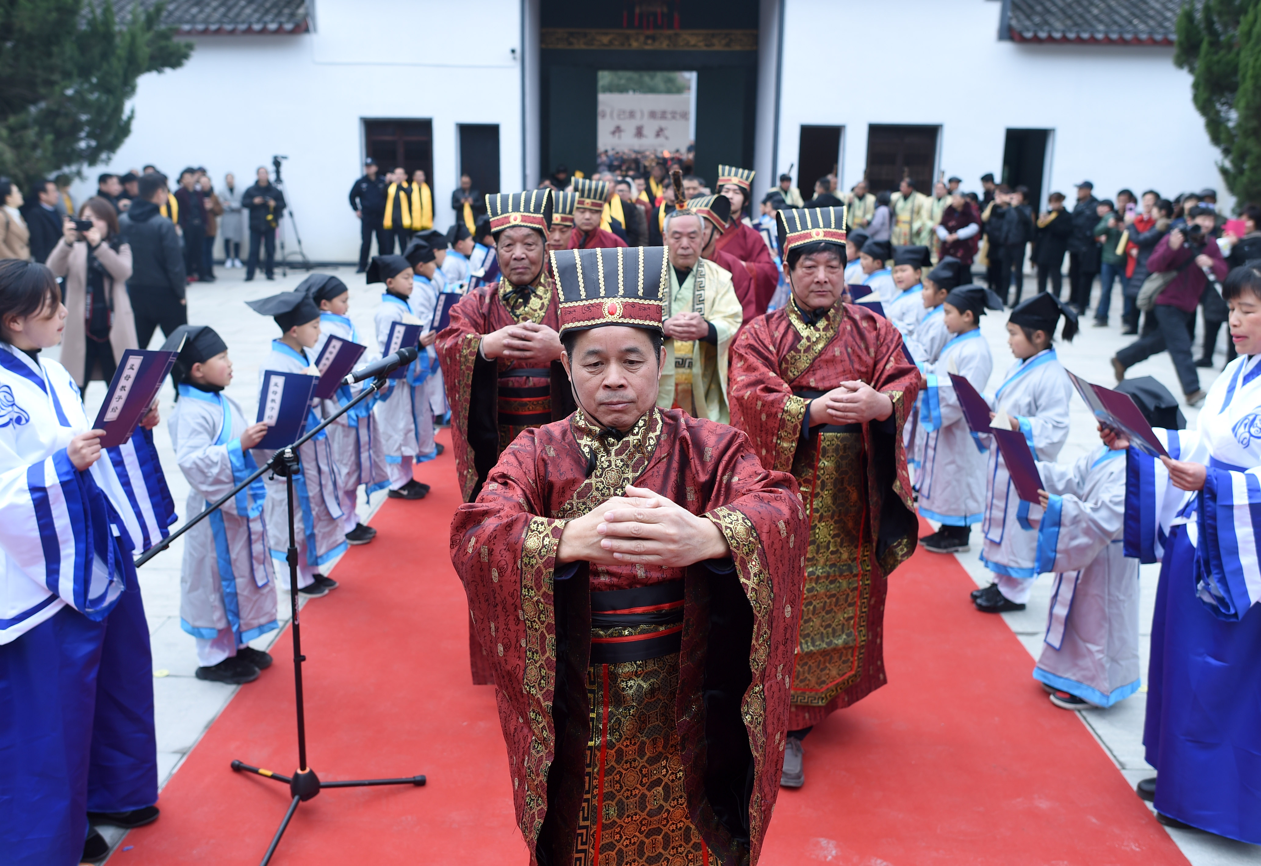 3月8日,孟子后裔在位于应店街镇的孟庙内进行南孟祭礼仪式.