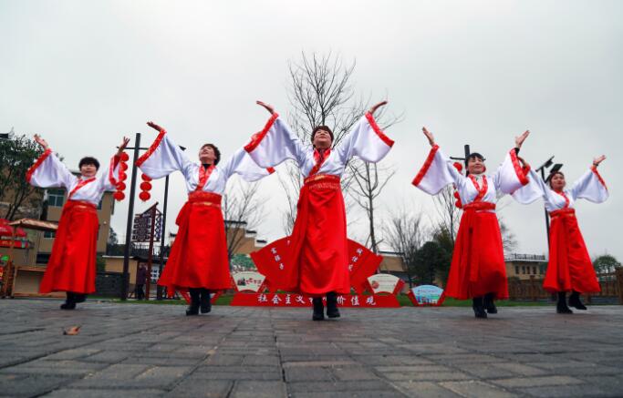 風劉家舉辦民俗迎春活動,當地村民穿著宋代古裝,坐花轎,彈古箏,拉二胡