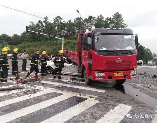 滬蓉高速鎮江段一轎車鑽入貨車底,司機不幸身亡._事故