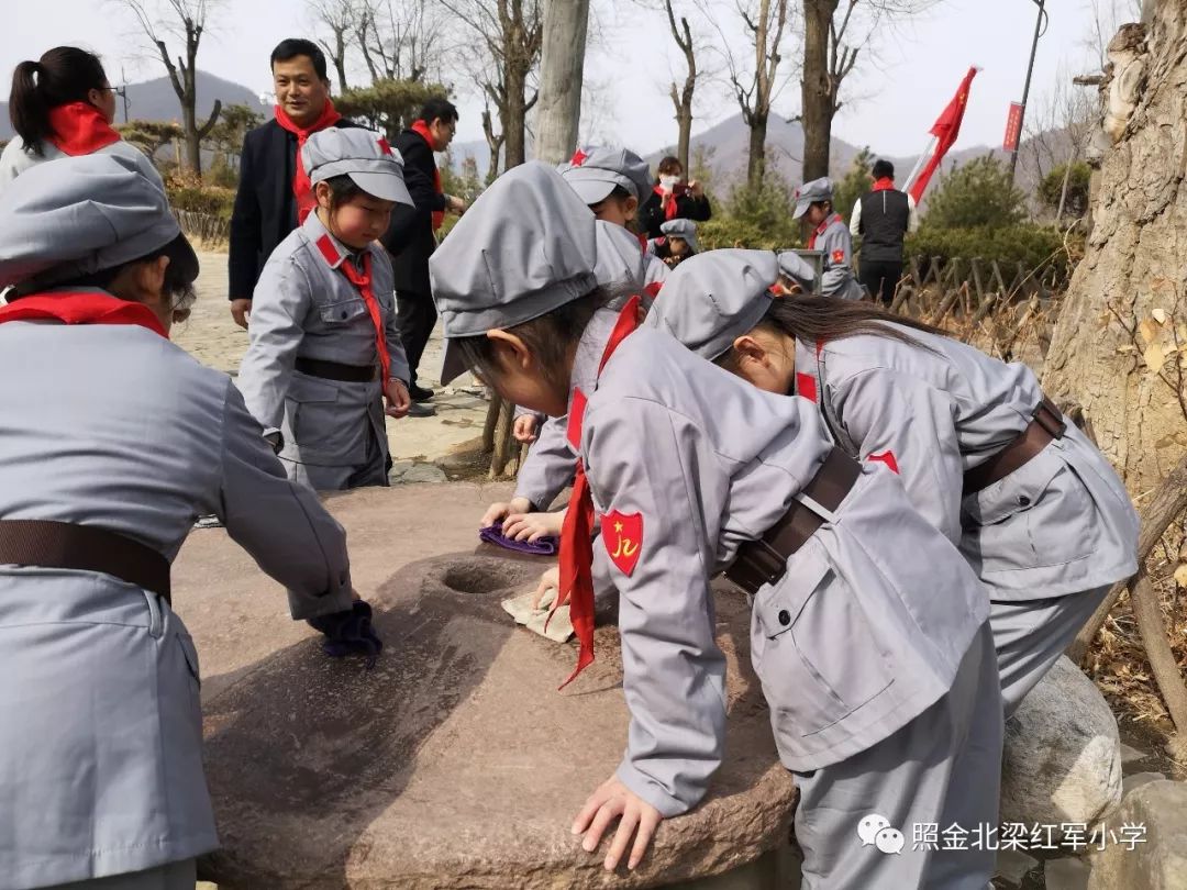 紧跟时代步伐弘扬雷锋精神陕西照金北梁红军小学学雷锋系列师生赴