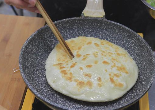 雞蛋灌餅的醬的做法在此講解完成,這個醬無論什麼餅都十分適合.