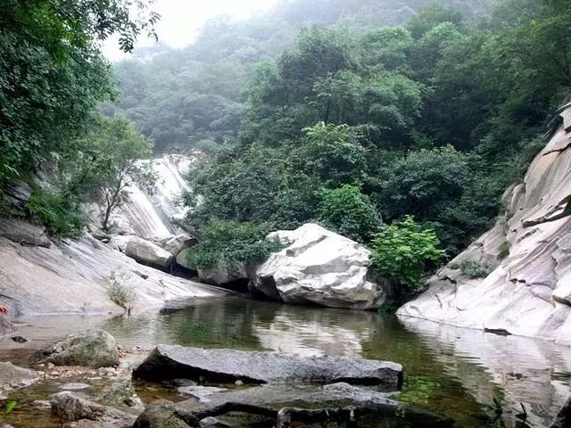 六龍山旅遊景區,位於洛陽市嵩縣車村鎮兩河口村境內,與東南石人山