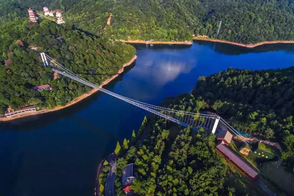 位於湖南省長沙市雨花區跳馬鎮石燕湖旅遊區——天空廊橋玻璃橋—唯美