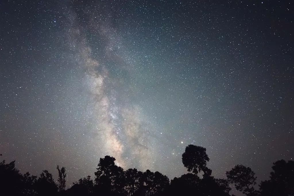 书上的星星模糊晦暗,如同摇摇欲坠的口水,而天上的星星棱角分明,每一