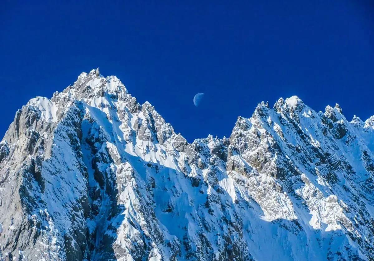 世界最神奇的山:虽处于赤道却终年积雪,沿途悬崖峭壁艰险且美丽