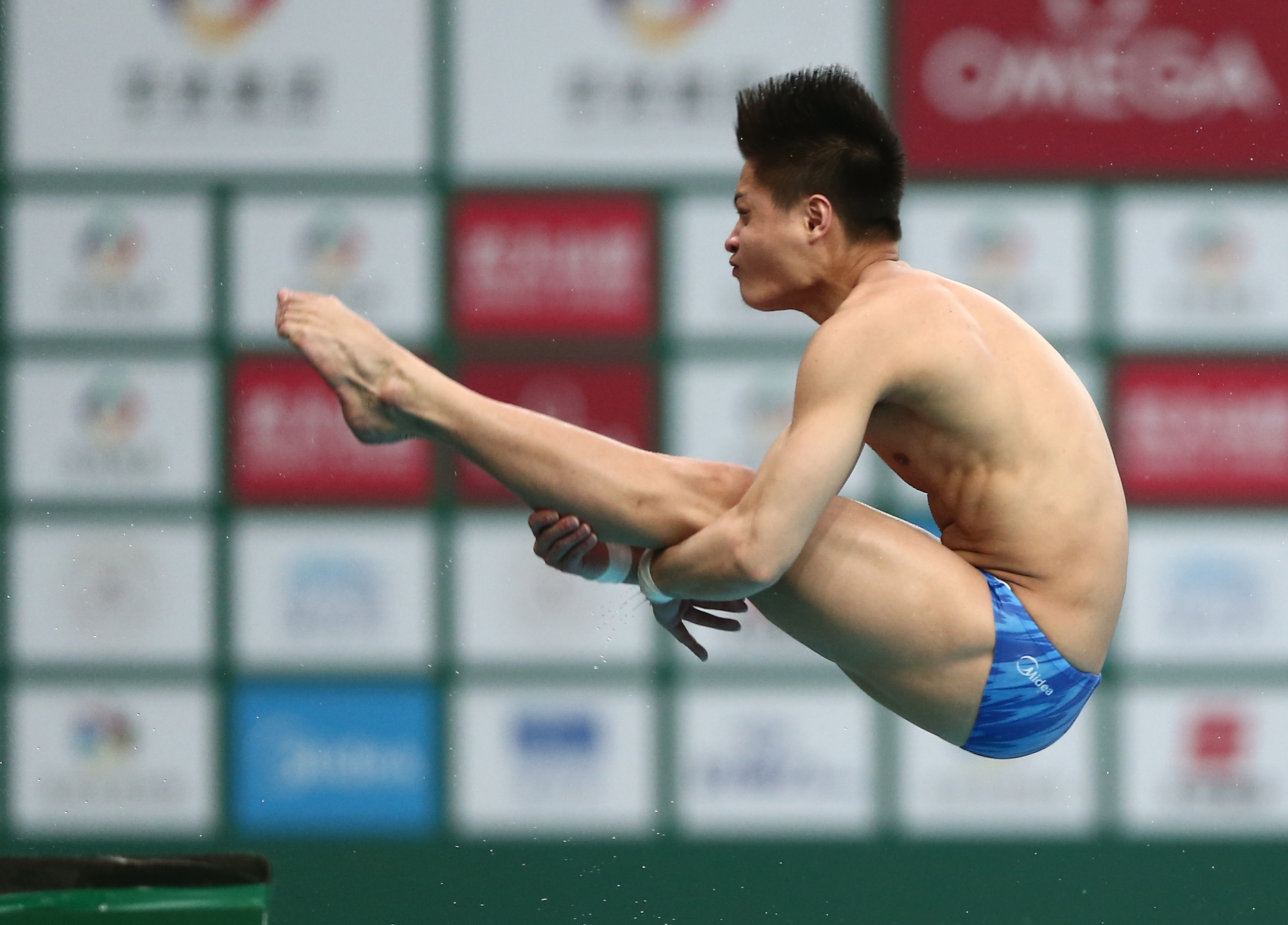 跳水国际泳联世界系列赛杨健晋级男子单人10米跳台决赛