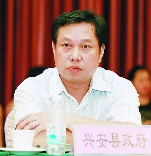 阳明于2010年到兴安县当县长,后来又当了兴安的县委书记
