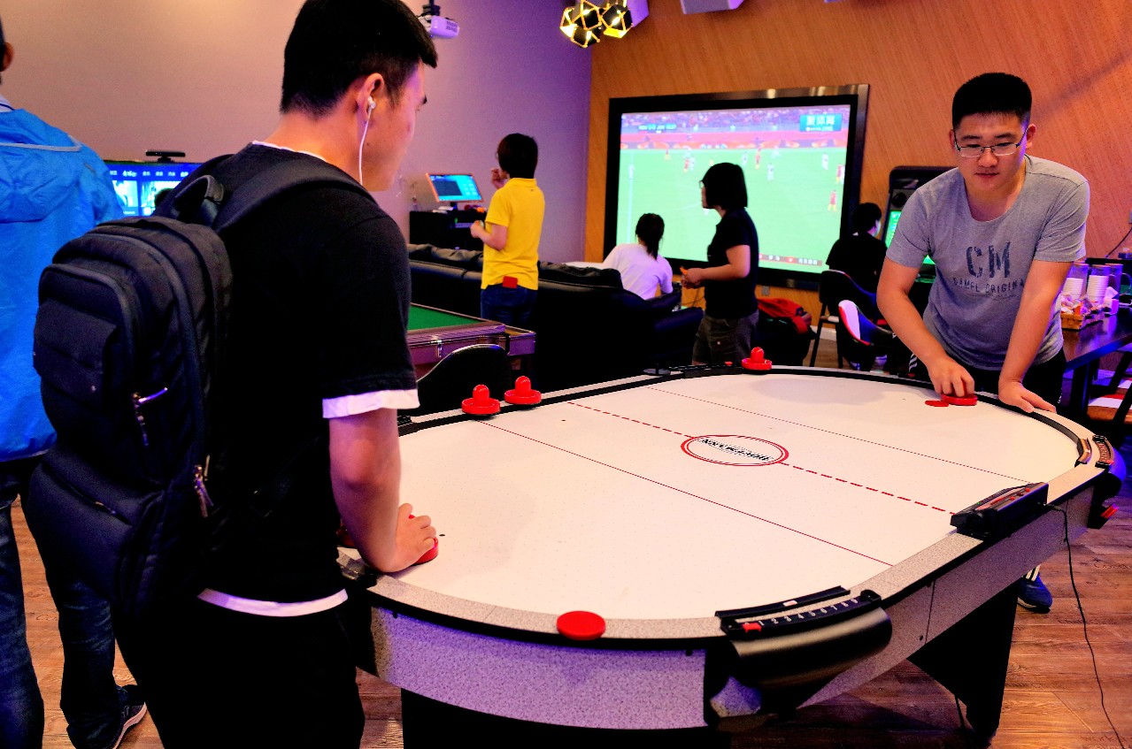 【天空岛】用投影和高速追踪打造ar桌上冰球游戏!